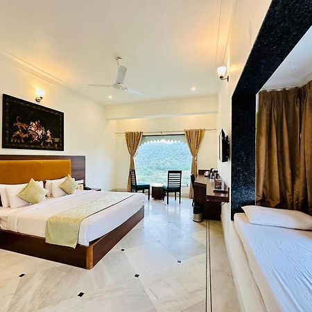 Mewar Palace Resort And Spa Ουνταϊπούρ Εξωτερικό φωτογραφία