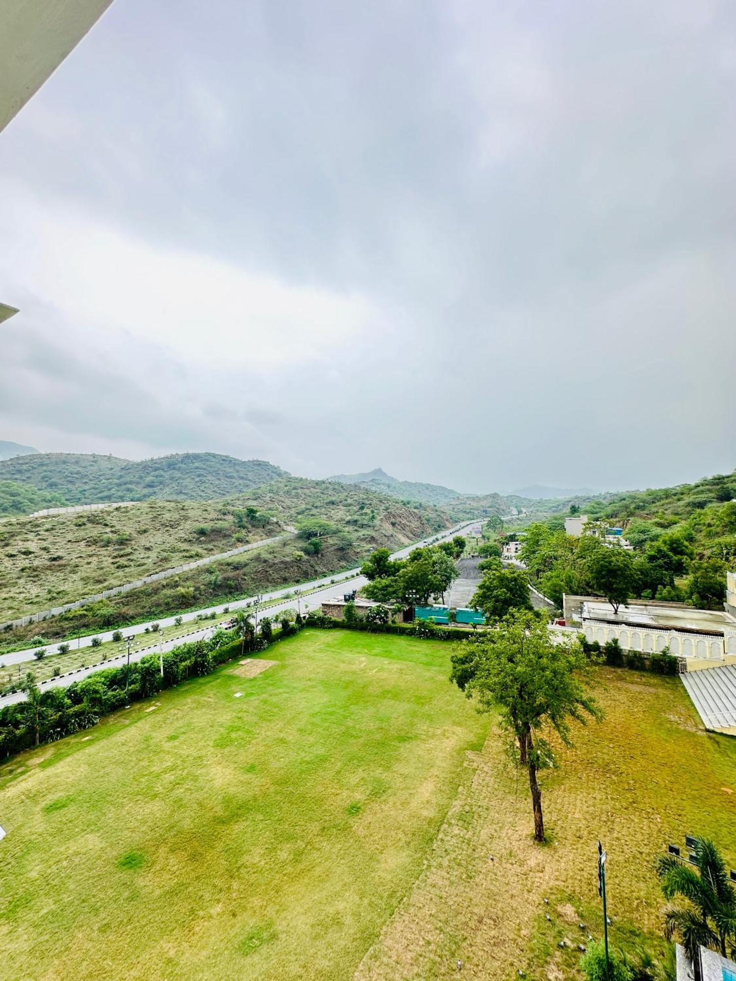 Mewar Palace Resort And Spa Ουνταϊπούρ Εξωτερικό φωτογραφία