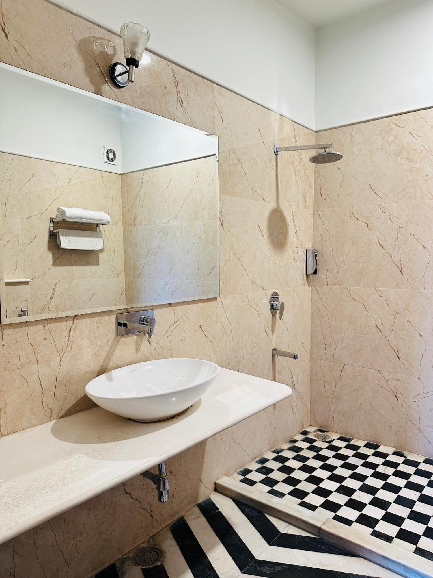 Mewar Palace Resort And Spa Ουνταϊπούρ Εξωτερικό φωτογραφία