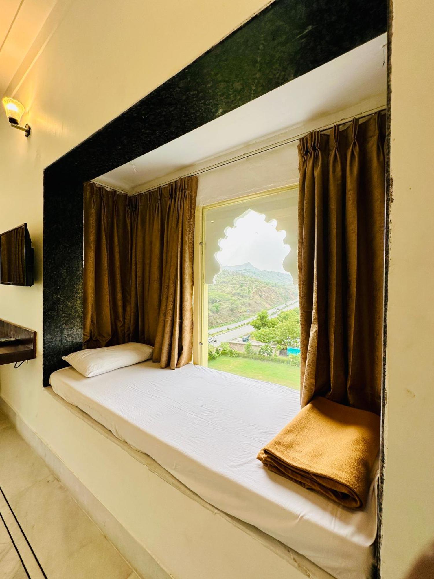 Mewar Palace Resort And Spa Ουνταϊπούρ Εξωτερικό φωτογραφία