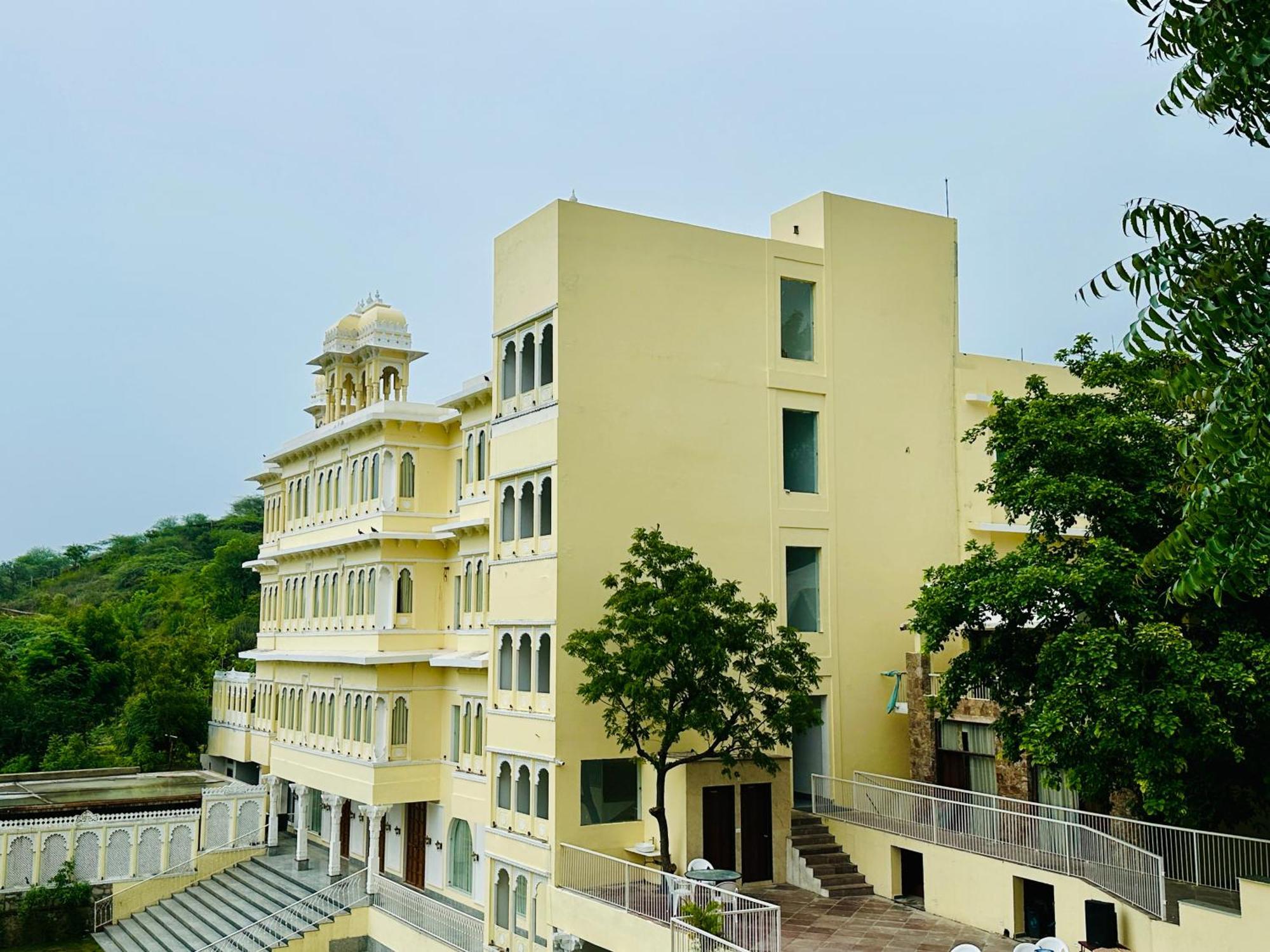 Mewar Palace Resort And Spa Ουνταϊπούρ Εξωτερικό φωτογραφία