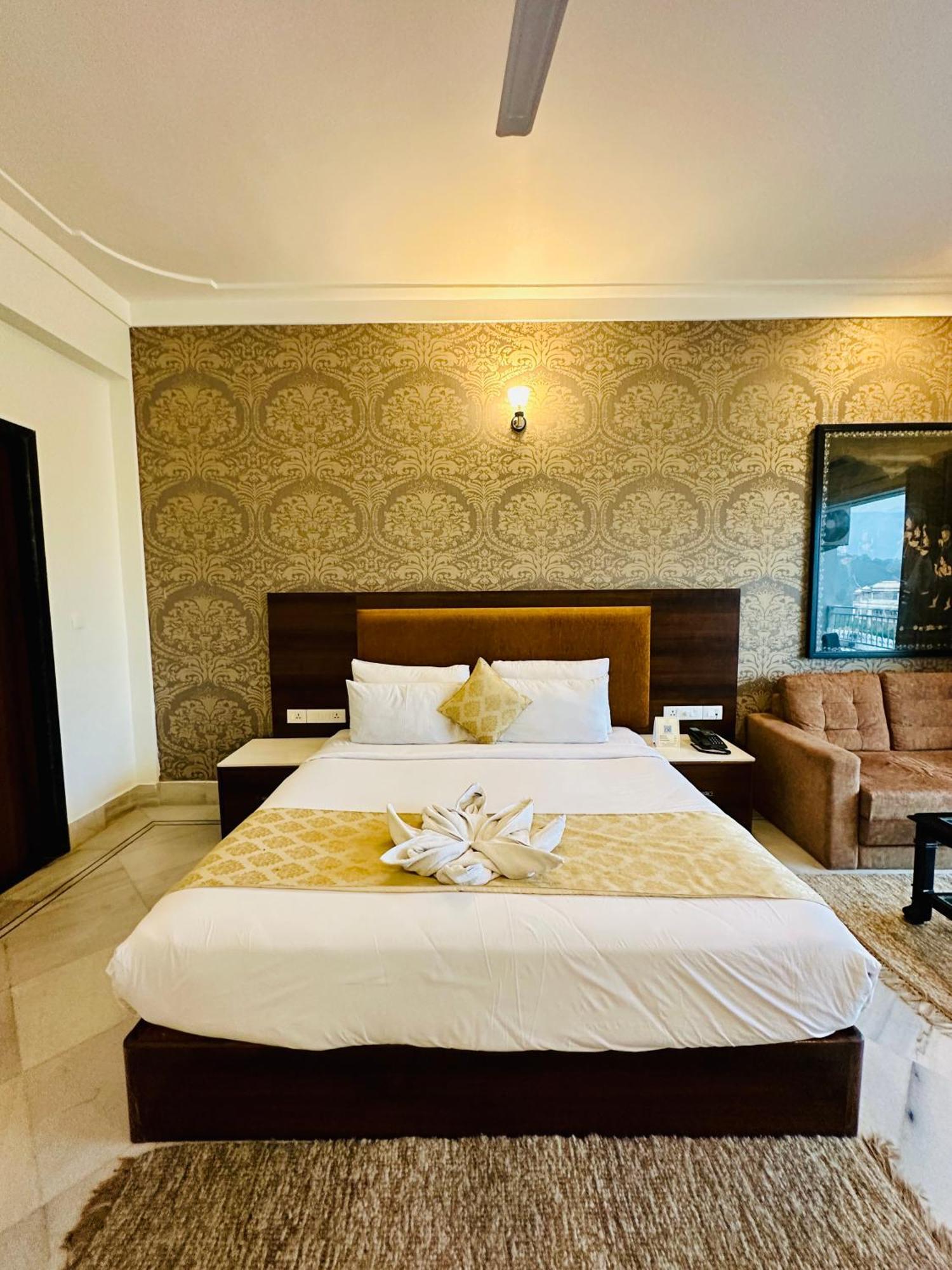 Mewar Palace Resort And Spa Ουνταϊπούρ Εξωτερικό φωτογραφία