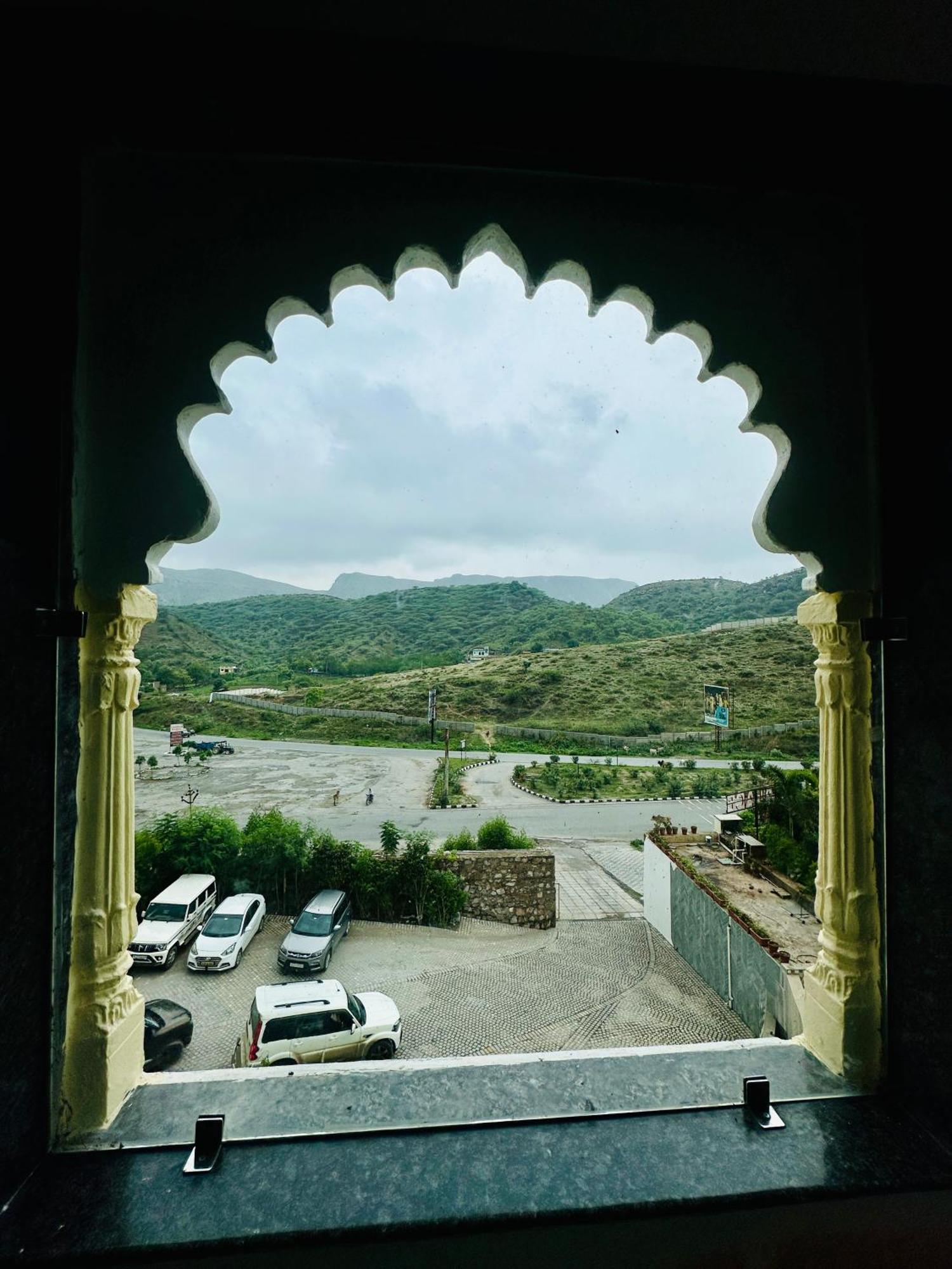 Mewar Palace Resort And Spa Ουνταϊπούρ Εξωτερικό φωτογραφία