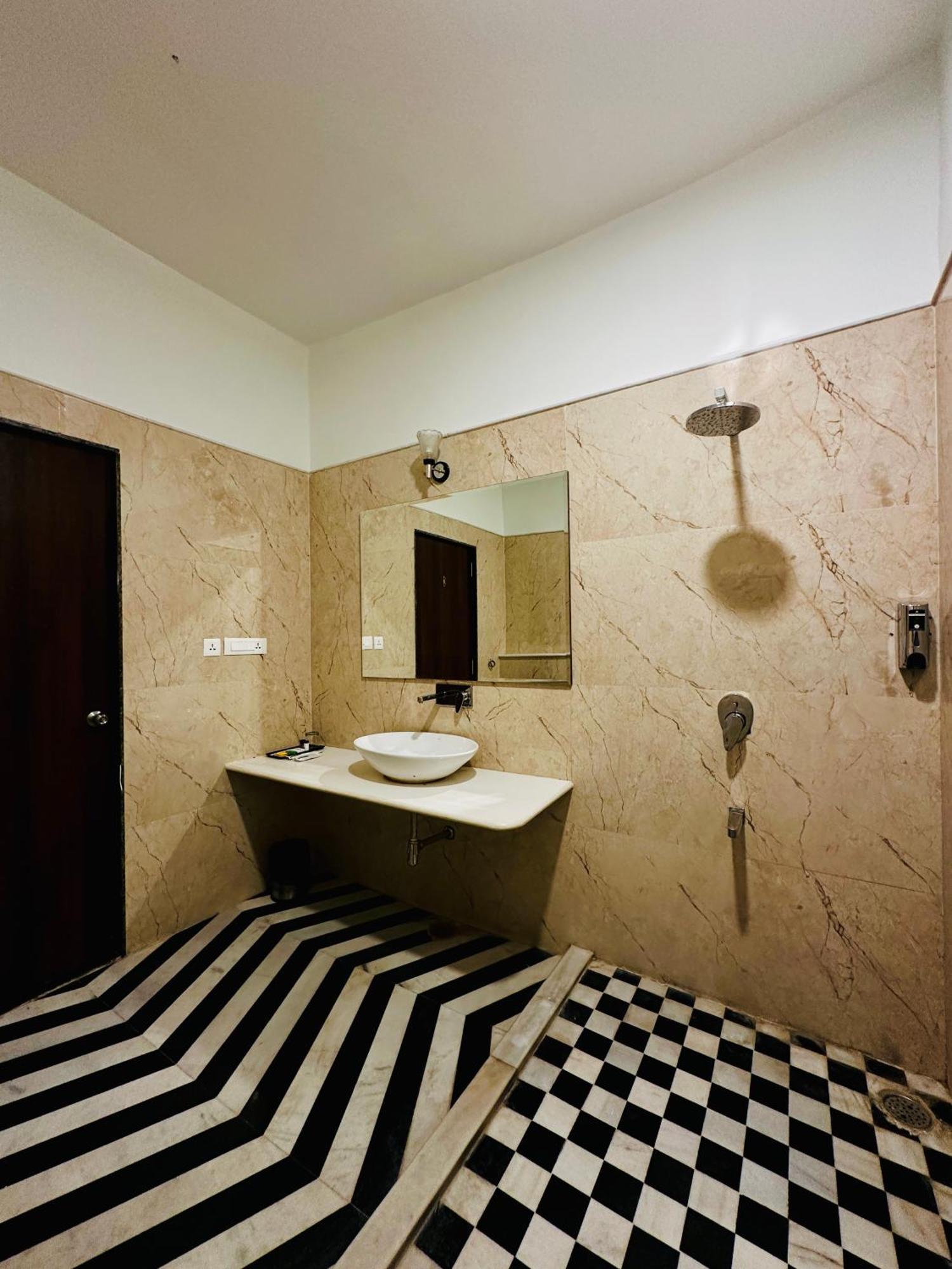 Mewar Palace Resort And Spa Ουνταϊπούρ Εξωτερικό φωτογραφία
